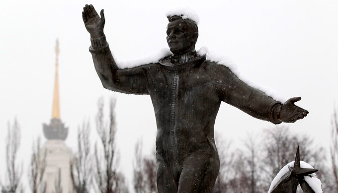 Estatua del primer hombre que voló al espacio el 12 de abril de 1961, el ruso Yuri Gagarin, en un centro de exhibiciones en Moscú, Rusia. EFE/Archivo