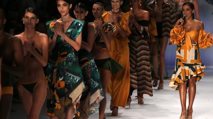 Con su estilo brasileño, Anitta abrió la Semana de la Moda de Sao Paulo