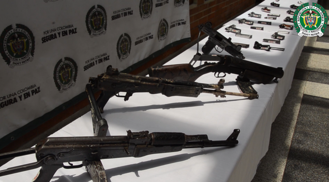 FOTOS Y VIDEO: 25 personas fueron capturadas y más de 20 armas de fuego incautadas, en Belén, Comuna 13 y Robledo 4 25 personas fueron capturadas y m%C3%A1s de 20 armas de fuego incautadas en Bel%C3%A9n Comuna 13 y Robledo