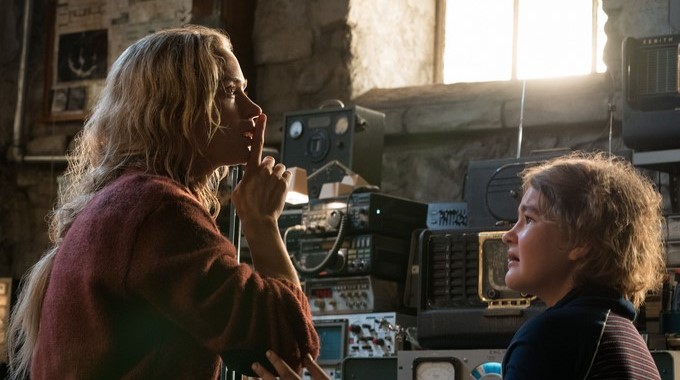 Fotograma cedido donde aparece la actriz Emily Blunt (i) como Evelyn Abbott y la niña Millicent Simmonds como Regan Abbott, durante una escena de la cinta de suspenso A Quiet Place que buscará este fin de semana conseguir el número uno en la taquilla estadounidense. EFEJonny CournoyerParamount Pictures
