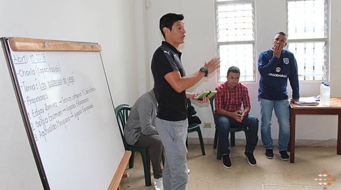Aquivaldo Mosquera y "Jeringa" Guzmán capacitaron a profesores de fútbol en La Estrella 3 Aquivaldo y jeringa Guzm%C3%A1n
