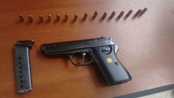 Abandonaron una pistola cuando notaron a la Policía 1 Arama_de_Fuego_pistola