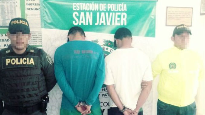 Dos sujetos fueron capturados con una Mini Uzi en la Comuna 13 1 Capturados1