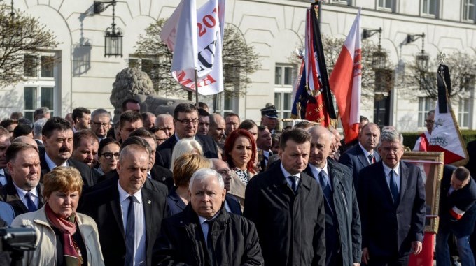 Polonia inaugura un monumento en recuerdo de las víctimas de Smolensk ocho años después 4 Jaroslaw Kaczynski c