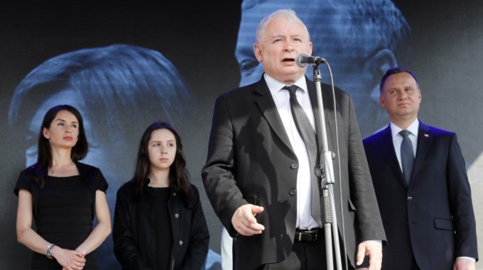 Polonia inaugura un monumento en recuerdo de las víctimas de Smolensk ocho años después 3 Jaroslaw Kaczynski frente