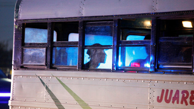 Jovenes en bus inahalando pegamento. Mexico. Cortes%C3%ADa.RT . e1523114982634