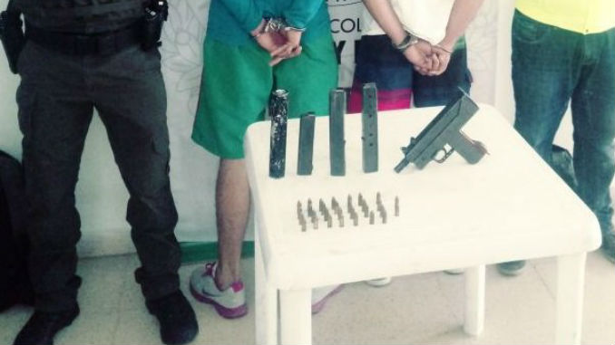 Dos sujetos fueron capturados con una Mini Uzi en la Comuna 13 3 Mini_Uzi1