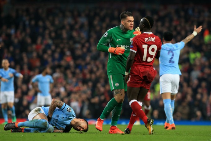El Liverpool remonta ante el Manchester City y avanza a semifinales (1-2) 4 Nicolas Otamendi i y Sadio Mane d
