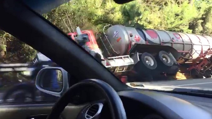 Vehículo que transportaba combustible se volcó en la vía Guarne - Rionegro