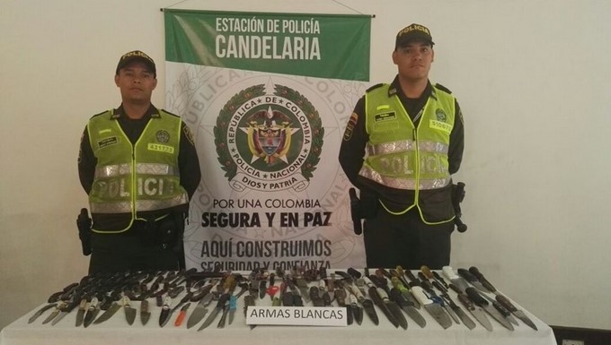 La policía realizó controles en el centro de Medellín y le quitó esto a varios ciudadanos 2 armas cortopunzantes centro medellin Copiar