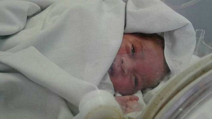 FOTOS: Con el cordón umbilical y entre hormigas rojas, hallan una bebé viva en una alcantarilla