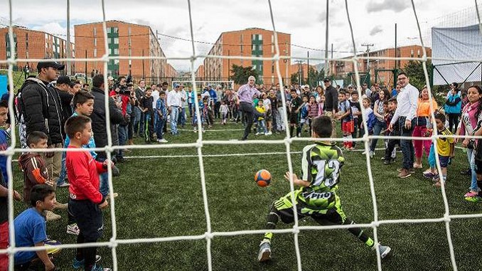 Alcaldía entregó las primeras canchas sintéticas en Usme
