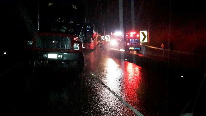 El monumental trancón que se formó tras accidente de volqueta, que se chocó contra un poste de energía