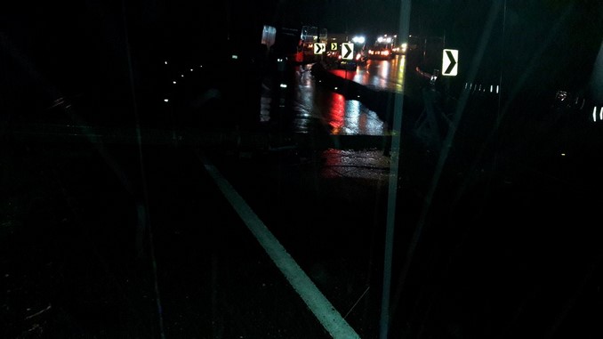 El monumental trancón que se formó tras accidente de volqueta, que se chocó contra un poste de energía