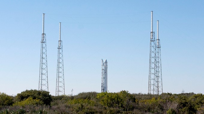Imagen de archivo del Falcon 9 (c), un cohete privado desarrollado por la empresa SpaceX con el apoyo de la NASA, fotografiado en su plataforma de lanzamiento en la estación de la fuerza aérea en Cabo Cañaveral (Florida, Estados Unidos). EFE/Archivo