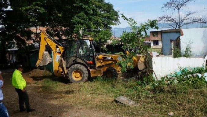 Demolieron vivienda abandonada que era utilizada para el consumo y expendio de drogas en el Valle