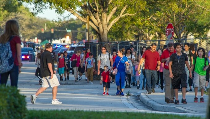 Estudiantes se reúnen con sus padres y familiares tras el tiroteo registrado el 14 de febrero de 2018, en la escuela secundaria Marjory Stoneman Douglas de la ciudad de Parkland, en el sureste de Florida (Estados Unidos). EFE/Archivo