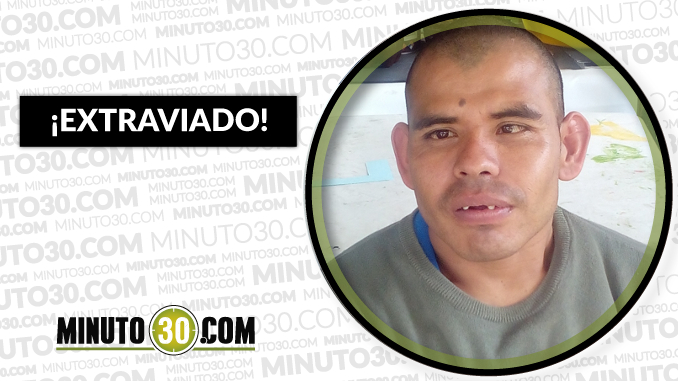 Este hombre busca a su familia. Se encuentra en el albergue temporal Calor de Hogar