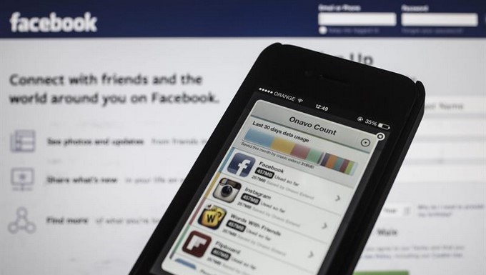 Facebook ya ofrecía recompensas a cambio de avisos sobre "bugs", o errores en el código de la plataforma que afectan a su seguridad, y esta iniciativa "complementaria" perseguirá a quienes se aprovechen de los datos "incluso cuando no existen vulnerabilidades". EFE/Archivo