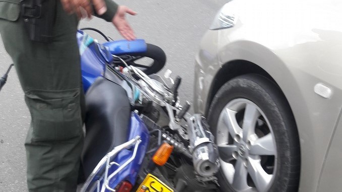 Capturaron a presunto fletero que en medio de su huida chocó su motocicleta contra un vehículo