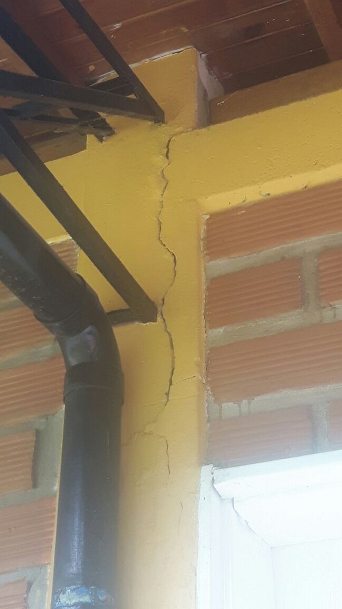 Cierran la Institución Educativa Santa Elena por aparición de grietas