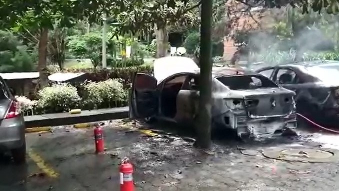 Vehículo se incendió dentro de una unidad residencial de El Poblado