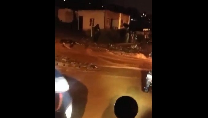 La vía a Machado también resultó afectada por las inundaciones