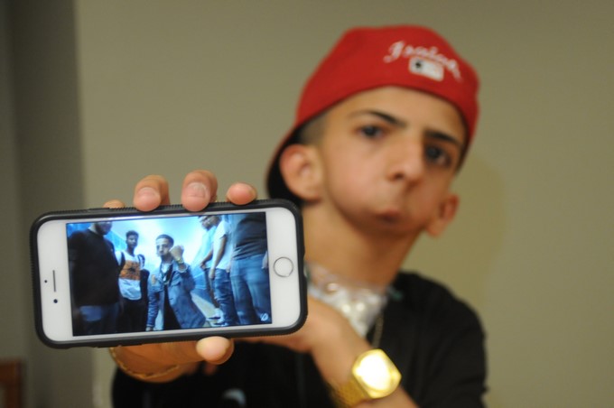 Isaiah Acosta mientras enseña un vidio donde el aparece, durante una visita de Efe a su casa en Phoenix, Arizona (EE.UU.). EFE