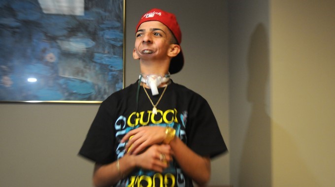 Tarah Acosta mientrasposa durante una visita de Efe a su casa en Phoenix, Arizona (EE.UU.). EFE