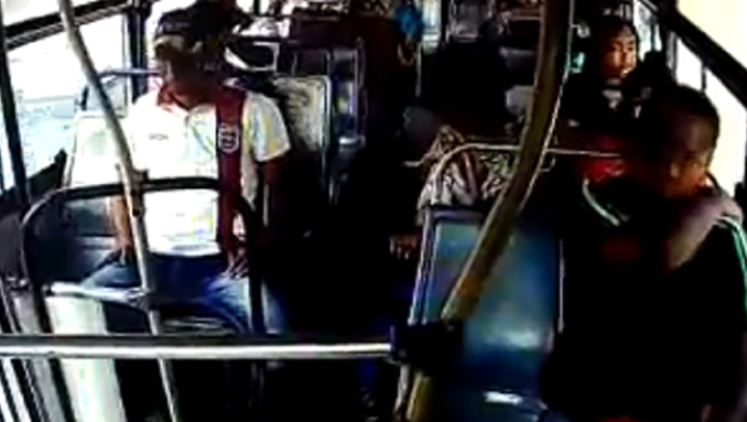 En video quedó registrado el momento en que un hombre asalta a los pasajeros de un bus en Barranquilla