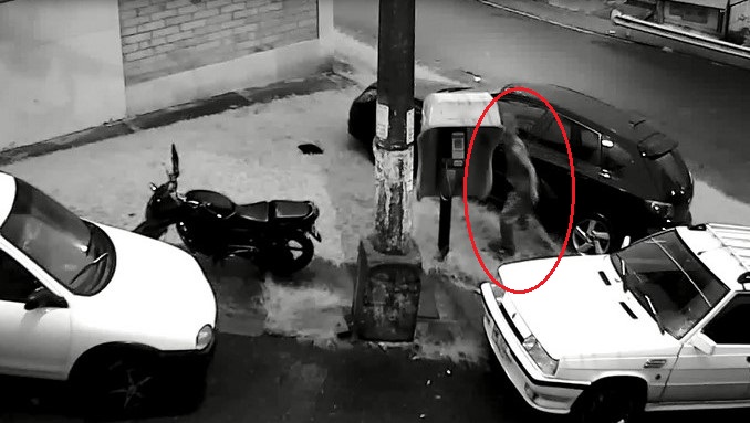 En video quedó registrado el momento en que un hombre se roba un retrovisor en Manrique