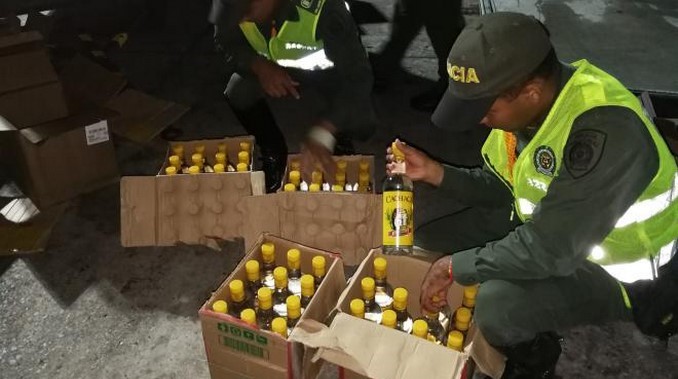 FOTOS: Más de cien botellas de contrabando incautó la Policía en el aeropuerto de Leticia 3 Más de cien botellas de contrabando incautó la Policía en el aeropuerto de Leticia