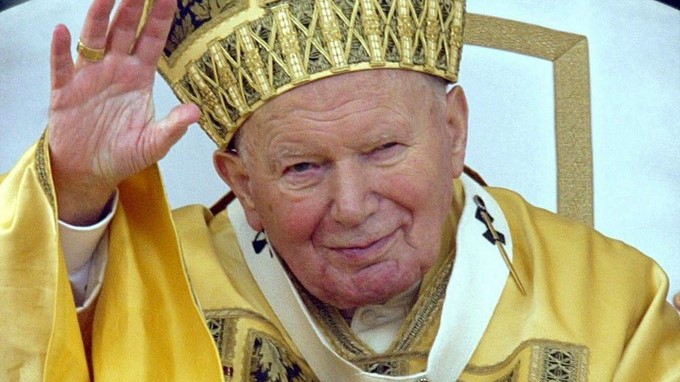 El papa Juan Pablo II en la plaza de San Pedro del Vaticano. EFE/Archivo