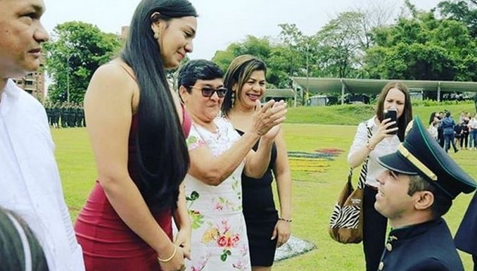 Le pidió matrimonio en plena ceremonia de ascenso de la Policía