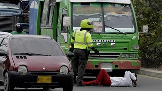La particular forma de protestar de un ciudadano al que le iban a inmovilizar su camioneta