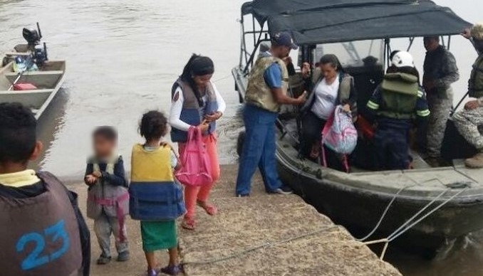 Rescatan a once personas que quedaron a la deriva en el río Meta
