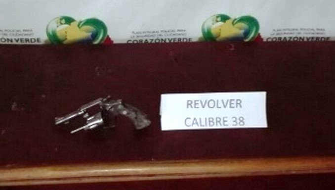 Un grupo de jóvenes dejó un revólver abandonado en plena vía pública de Turbo