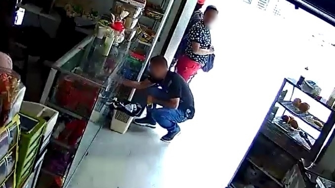 Ocurrió en el barrio Boston. El momento en que hurtan un bolso de una tienda