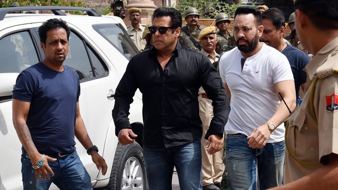 El actor de Bollywood Salman Khan (c) a su llegada al tribunal de Jodhpur en Rajasthan (India) hoy, 5 de abril de 2018. EFE