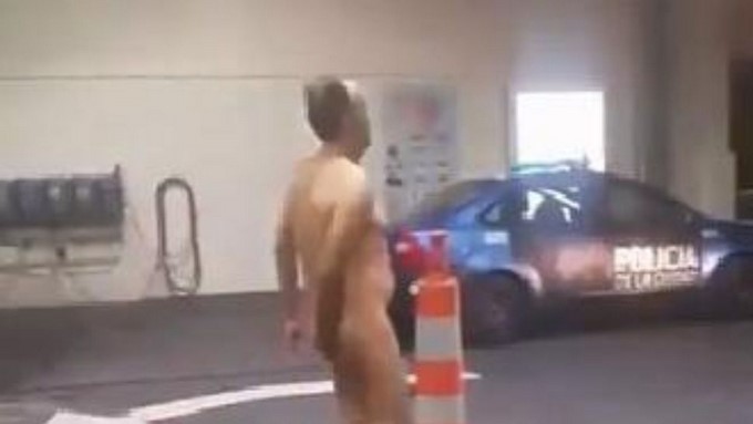 Vídeo. Por lo que se introdujo terminó pidiendo ayuda en plena calle