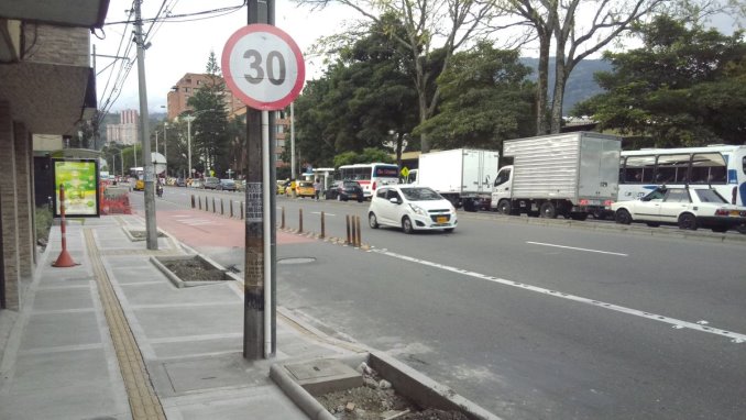 ¿Señal de tránsito ilógica? Así la ubicaron tras obras en la avenida Colombia