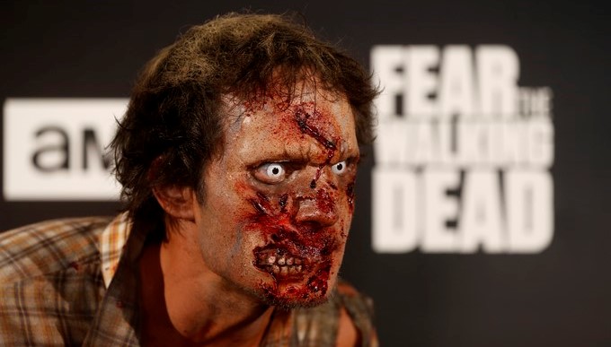 En la imagen el registro de un actor caracterizado como un "zombi" durante la presentación de una temporada la serie televisiva "The Walking Dead". EFE/Archivo