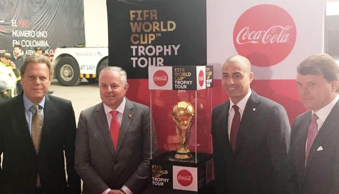 Fotos y vídeo. El trofeo de la Copa Mundo llegó a Colombia de las manos de David Trezeguet