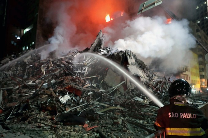 FOTOS Y VIDEO: Al menos un muerto dejó el incendio en un edificio de 24 pisos 1 14120974
