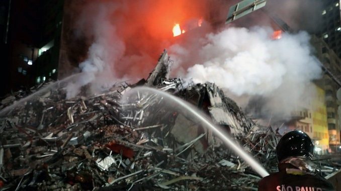 Al menos un muerto en el derrumbe de un edificio incendiado en Sao Paulo