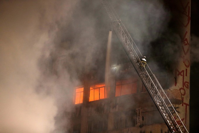 FOTOS Y VIDEO: Al menos un muerto dejó el incendio en un edificio de 24 pisos 2 14121171