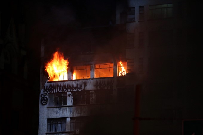 FOTOS Y VIDEO: Al menos un muerto dejó el incendio en un edificio de 24 pisos 3 14121212