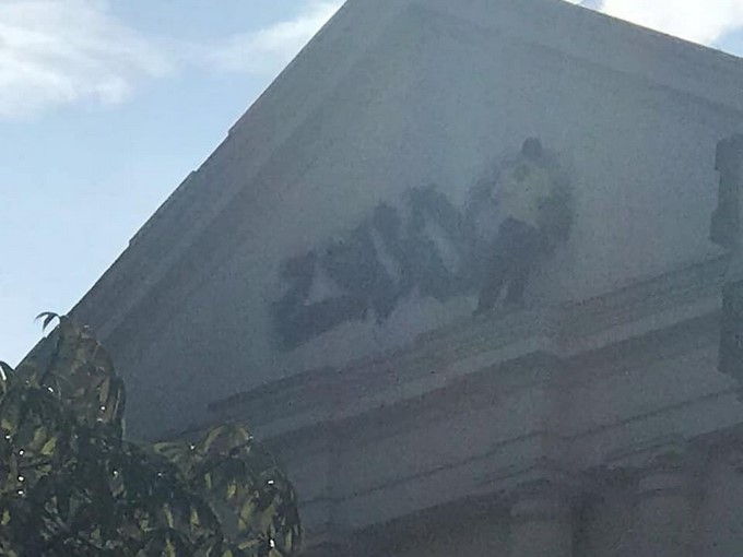 FOTOS: Amaneció “Vandalizada” la iglesia de Envigado 3 31682442 10156503074304201 596395585309769728 n