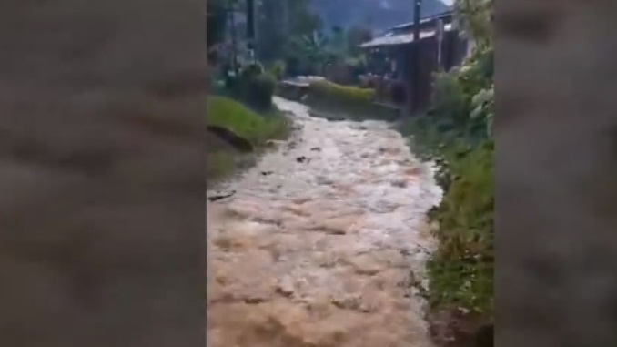 VIDEO: Vereda La Rochela en Betania, Antioquia, tiene inundada su carretera