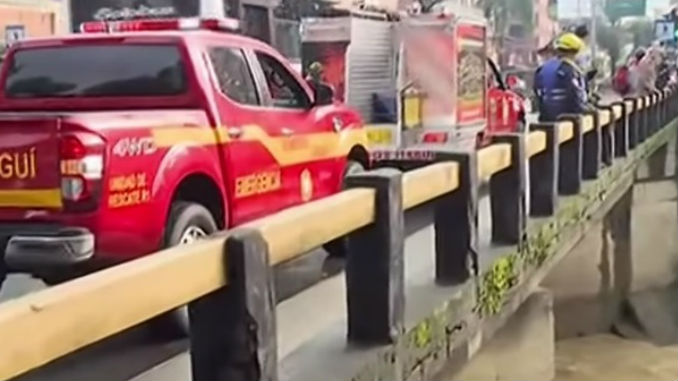 VIDEO: Fuerte caudal de quebrada Doña María arrastró a una mujer en medio de aguacero 3 Bomberos_itagui